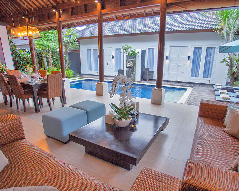 Lakshmi Villas - Kawi - Living area pool view