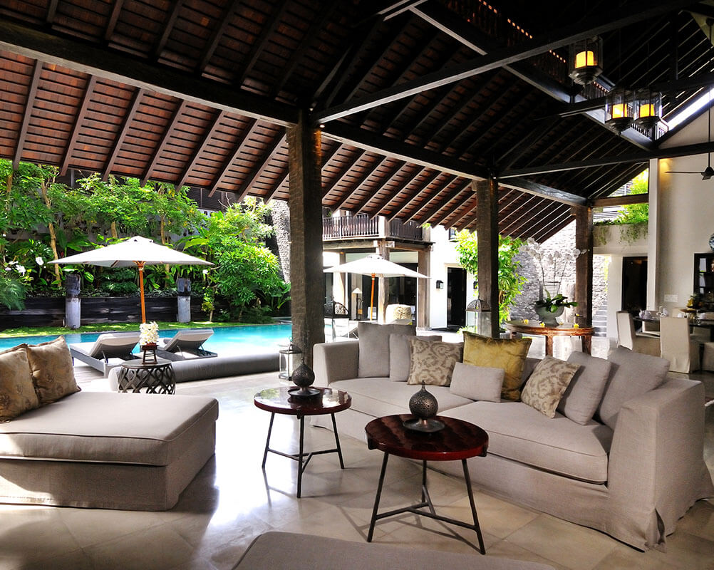 Villa De Suma - Living area overlooking private pool